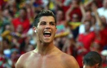 La star du football Cristiano Ronaldo enchante les fans et la gente féminine.