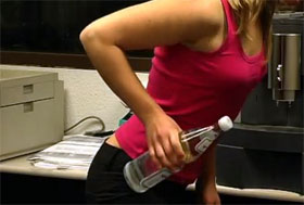 Video: Übung für den Rücken und Bizeps mit Gewicht