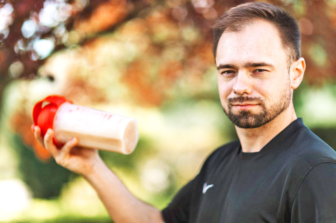 Proteinpulver vor und nach dem Fitnesstraining – Wirkung, Timing & beste Quellen