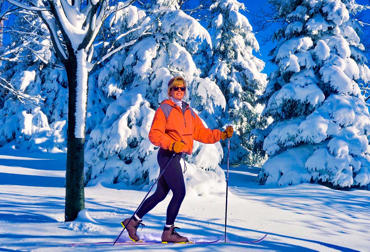 Una aventura invernal en Finlandia: Esquí, snowboard y más con un toque de humor
