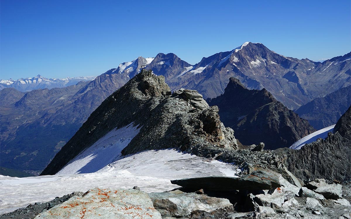 Sonniger Sommerurlaub im Schnee: Saas-Fee in der Schweiz