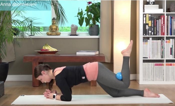 Pilates mit Toning Ball - Bauch Video: Beine Po Training für Fortgeschrittene