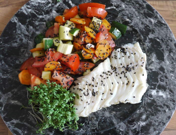 Frischer Fisch: Kabeljau und Gemüseragout mit schwarzem Sesam