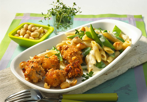 Hähnchennuggets in Macadamianuss-Kruste mit Penne