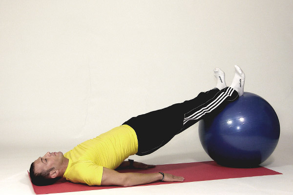 Puente alternando en bola de ejercicio