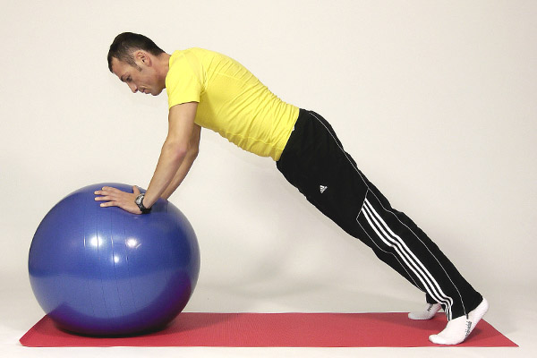 Flexion sur la balle de gymnastique pour muscler la poitrine
