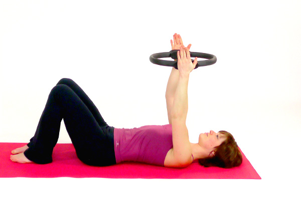 Pilates-Circle Brust und Schultern (liegend)