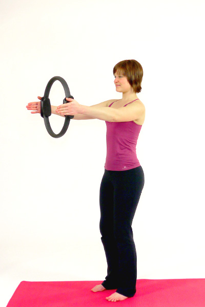 Pilates-Circle: Brust und Schultern (Stand)